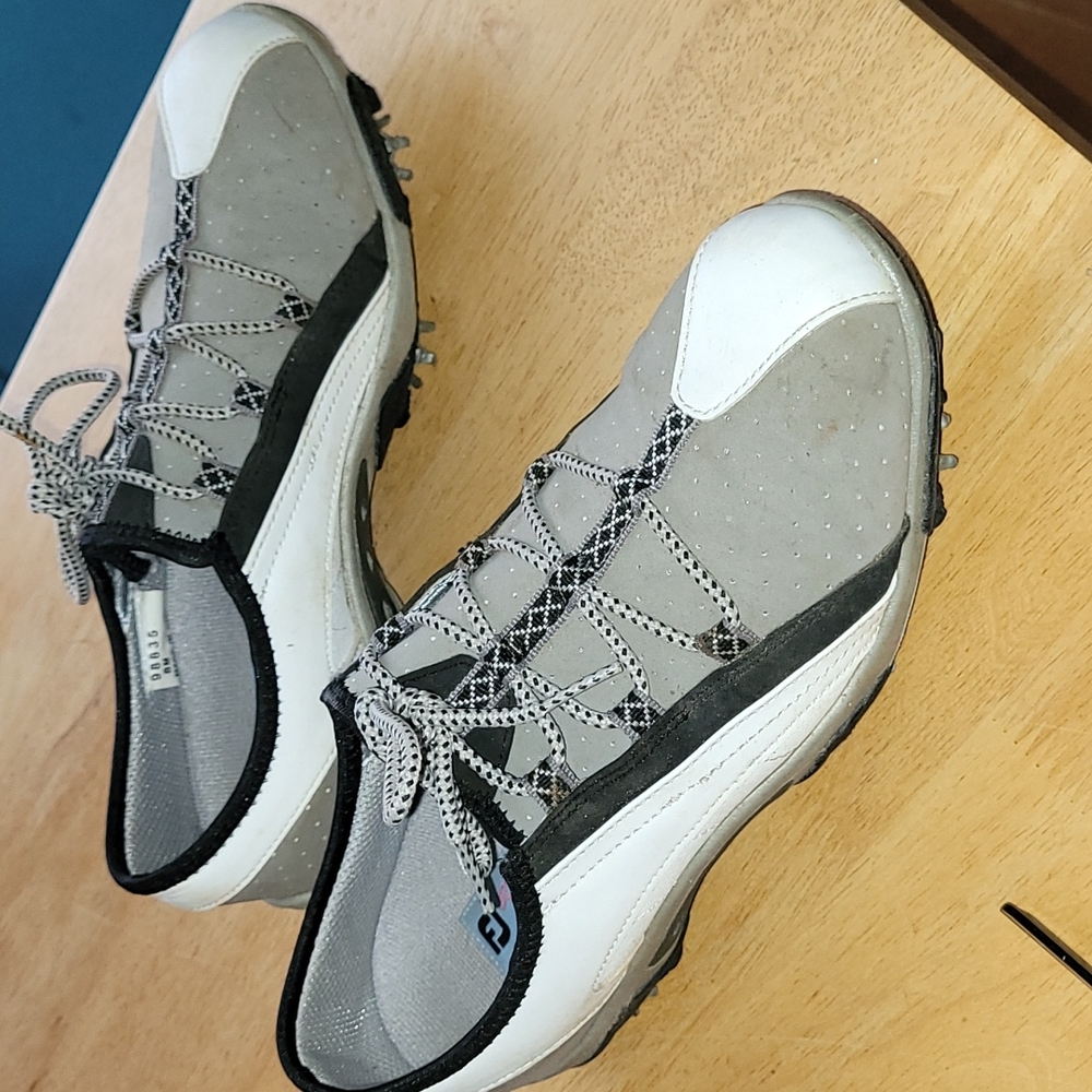 Women's golf shoes
